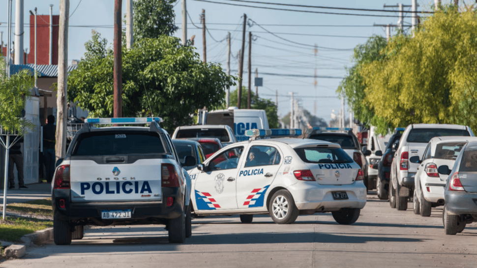 La policía busca al hombre que golpeó a su pareja y escapó.