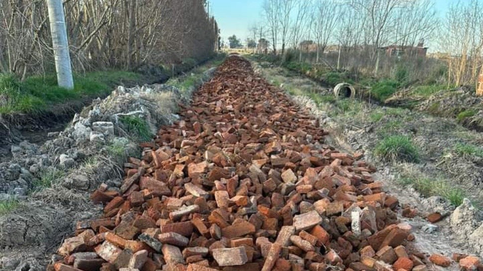 EL MUNICIPIO DESCARGÓ LADRILLOS PERO NO HIZO EL MEJORADO DE LA CALLE.