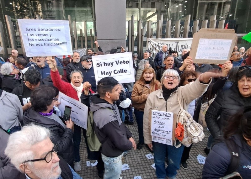   <a href='https://www.cronica.com.ar/tags/Jubilados'>Jubilados</a> protestan en las inmediaciones del Congreso contra el   <a href='https://www.cronica.com.ar/tags/veto'>veto</a> desde las 15. 