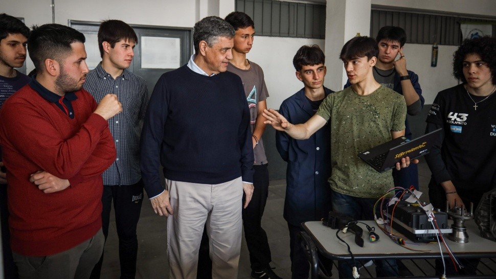 Jorge Macri, junto a estudiantes porteños.