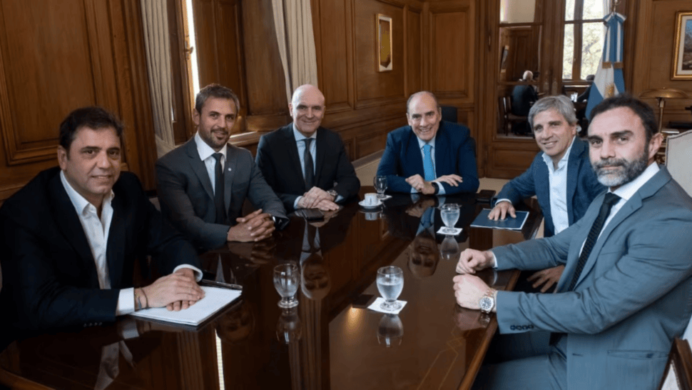 Guillermo Francos y Luis Caputo recibieron con Casa Rosada a legisladores por el Presupuesto 2025.