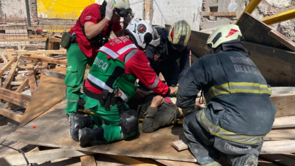 Los bomberos rescataron a las dos víctimas (Foto Noticias Argentinas).