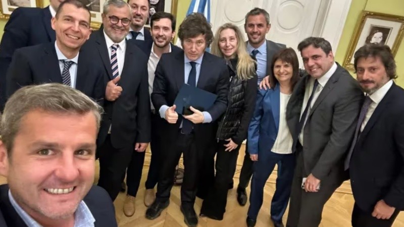 La imagen de los diputados radicales junto a Milei, previo a la sesión especial.