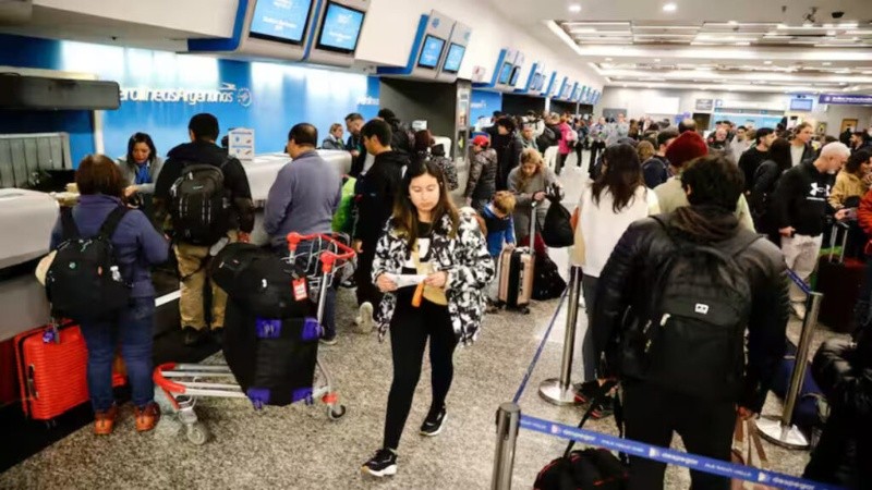 La medida de fuerza afectó a cientos de pasajeros.