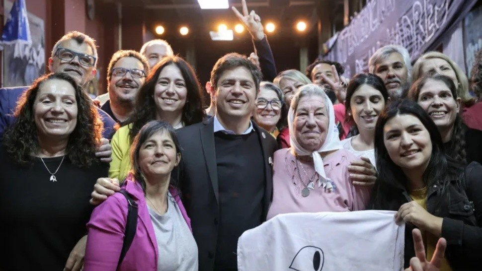 El gobernador fue recibido en el salón de la conferencia con el cántico “Axel presidente”.