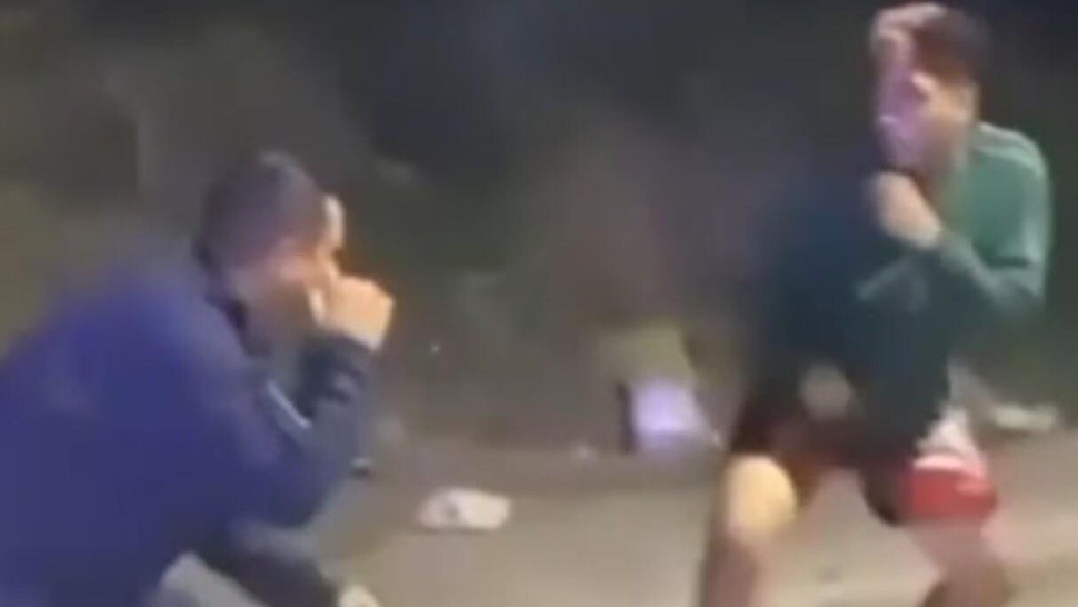 Se desconoce cómo terminó la pelea entre el policía y el delincuente (Captura de video).