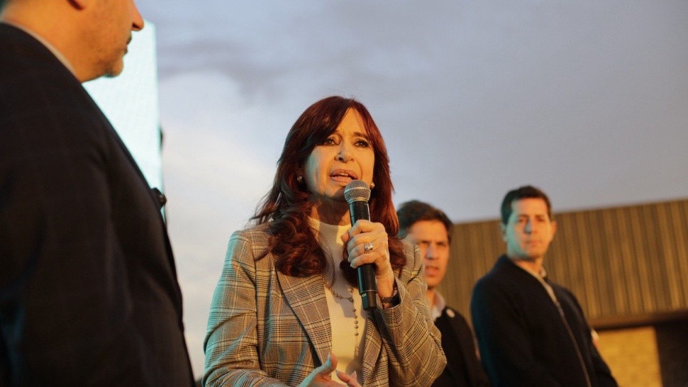 La ex vicepresidenta Cristina Kirchner tras una charla que brindó en Merlo (X).