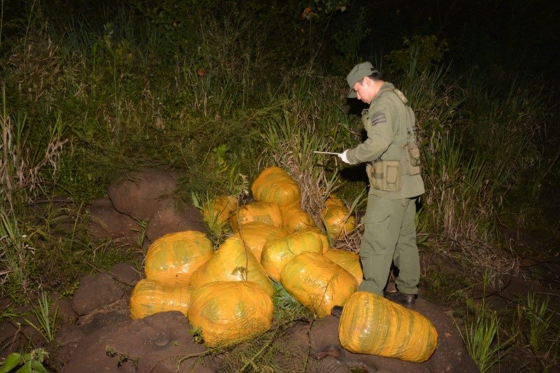 Así los efectivos hallaron los bultos abandonados en la selva misionera. 