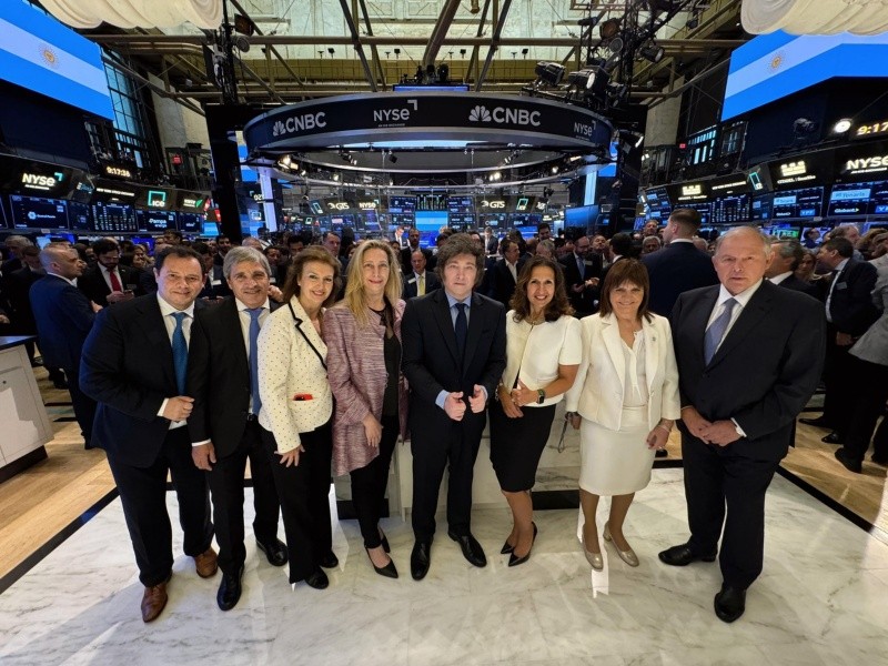 Javier Milei, Luis Caputo, Patricia Bullrich y el resto de la comitiva argentina en Nueva York en Wall Street.