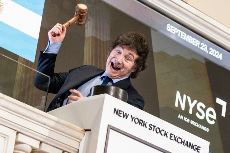 Javier Milei encabezó el tradicional toque de campana en   <a href='https://www.cronica.com.ar/tags/Wall Street'>Wall Street</a>.