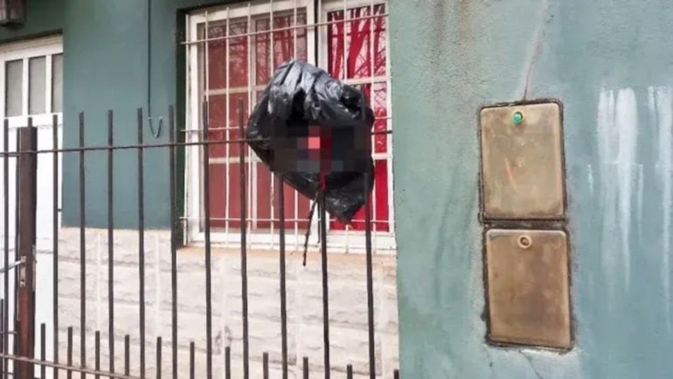 El hombre perdió un testículo al intentar saltar la reja de su casa.