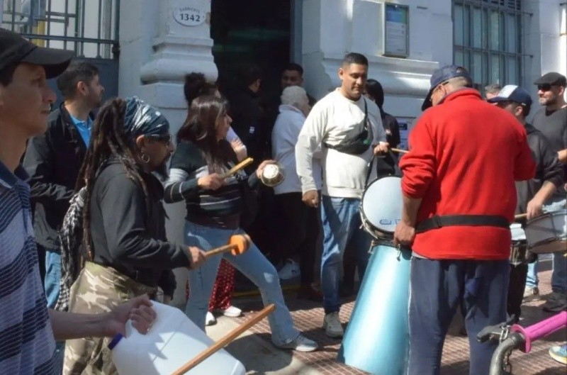 Las protestas de los vecinos frente a la oficina comercial de   <a href='https://www.cronica.com.ar/tags/Edenor'>Edenor</a>. (Foto: Movimiento Evita)