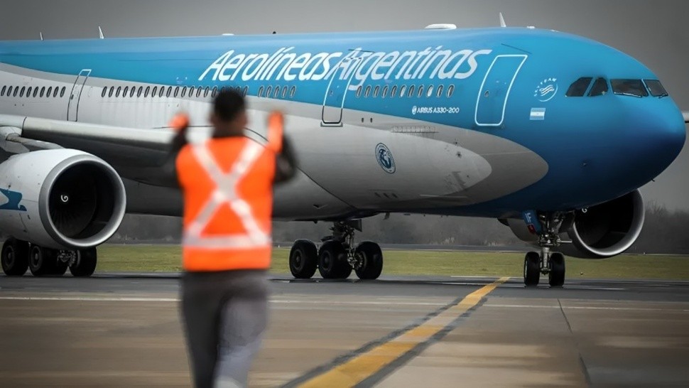 Los gremios aeronáuticos marcharán el miércoles frente al Congreso en rechazo de dos proyectos de ley que buscan privatizar Aerolíneas Argentinas.