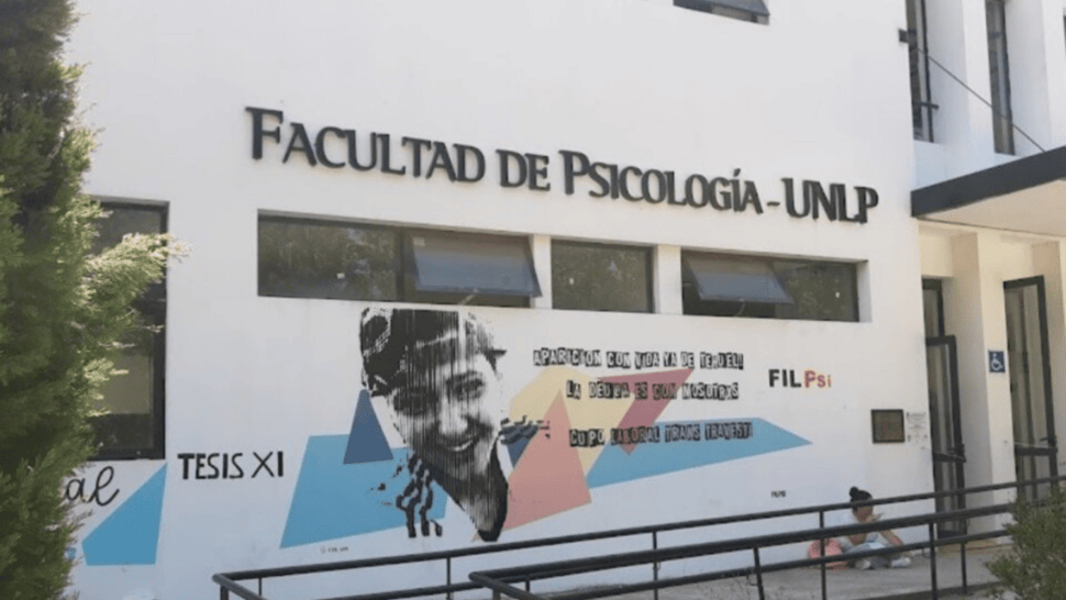 Investigan la muerte de un joven en la Facultad de Psicología.