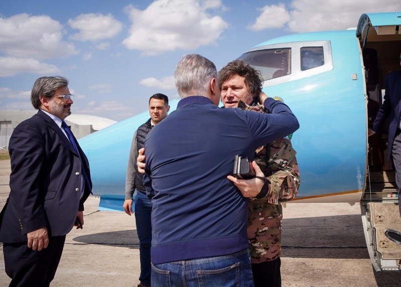 El Gobernador local y el Presidente de la Nación, de inmediato se reunión para tratar de resolver los incendios forestales. 