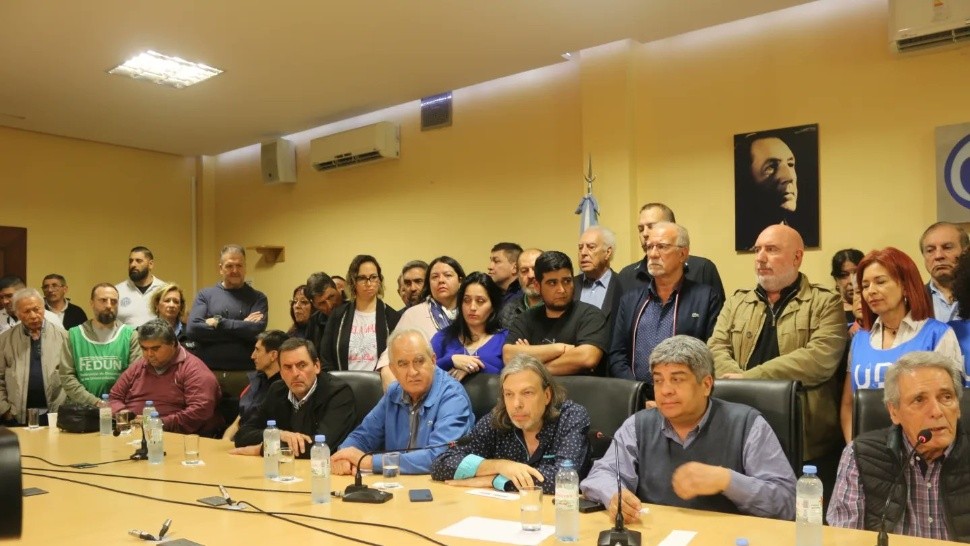 MOYANO, ACUÑA Y OTROS SINDICALISTAS DE LA CENTRAL OBRERA SE REUNIERON CON PARES DE LA ACTIVIDAD EDUCATIVA.