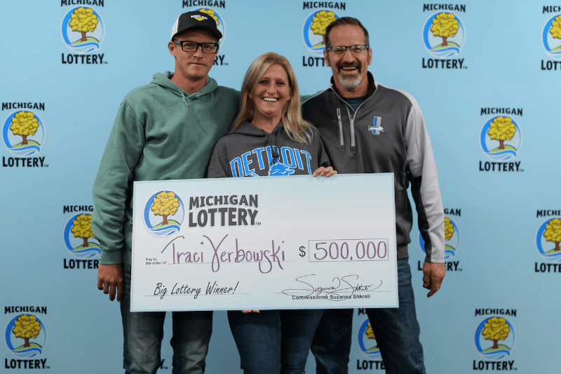  Traci Verbowski junto a su familia cuando fueron a reclamar su premio en la   <a href='https://www.cronica.com.ar/tags/Lotería'>Lotería</a> de Michigan. (Foto:   <a href='https://www.cronica.com.ar/tags/Lotería'>Lotería</a> de Michigan).