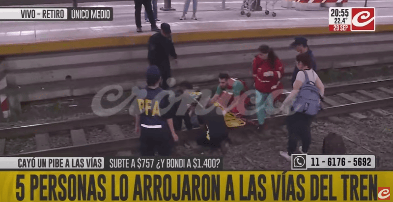  Un hombre fue arrojado a las vías del tren por cinco personas.