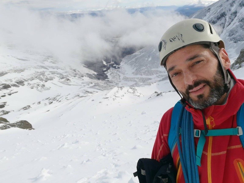 El rescatista perdió la vida al caer en un precipicio durante una caminata (Imagen redes sociales).