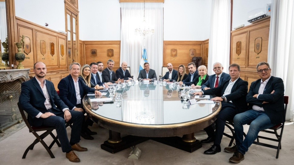 Federico Sturzenegger encabezó una reunión con diputados dialoguistas.