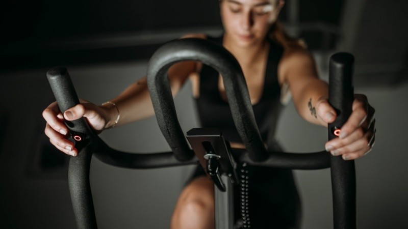  La bicicleta fija es más adecuada para adultos mayores que deben realizar actividades de bajo impacto.