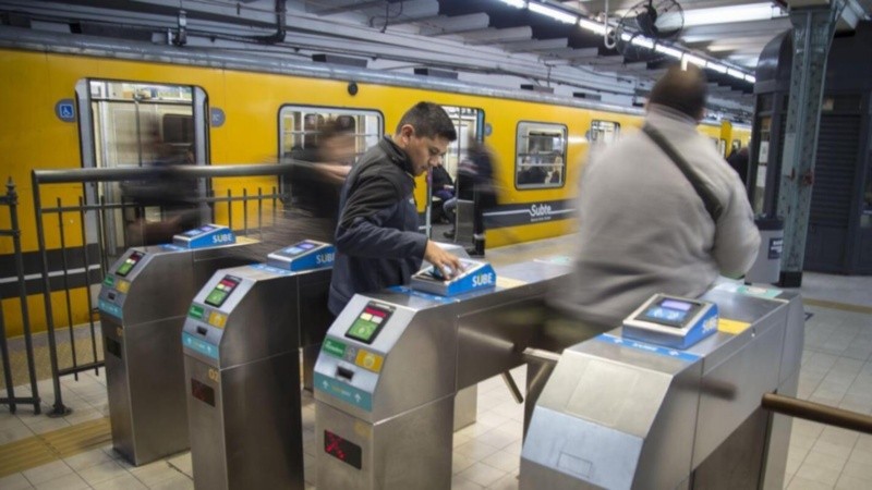 Por ahora, los usuarios seguirán pagando $757 por el viaje en subte y $264,95 por el premetro