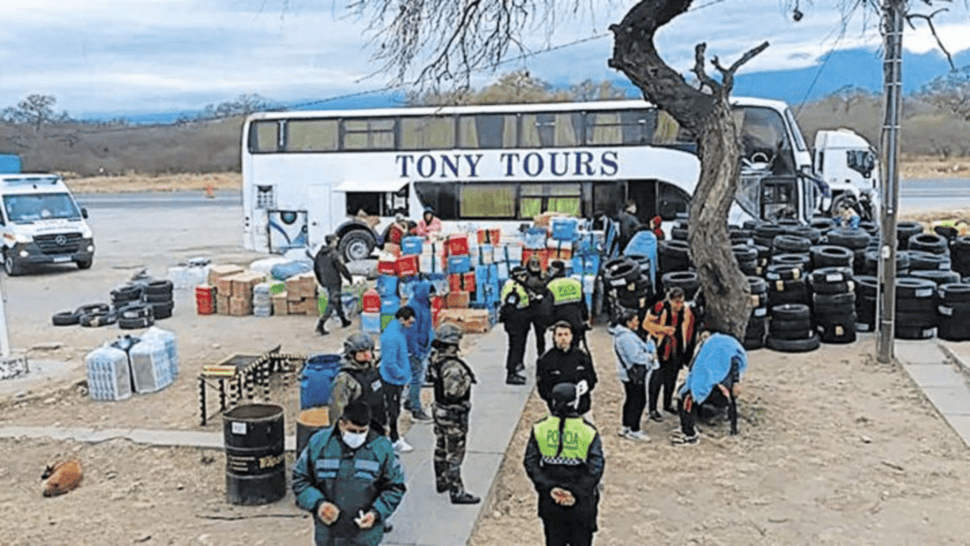 Acusan a gendarmes de cobrar coimas a  tours de compras.