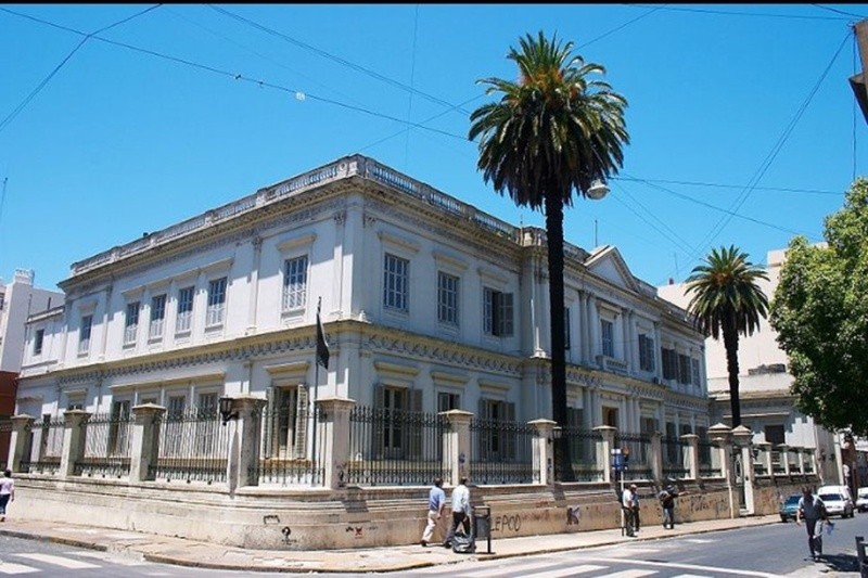 La Casa de la Moneda es una empresa estatal dedicada a la impresión de billetes y acuñación de monedas de curso legal.