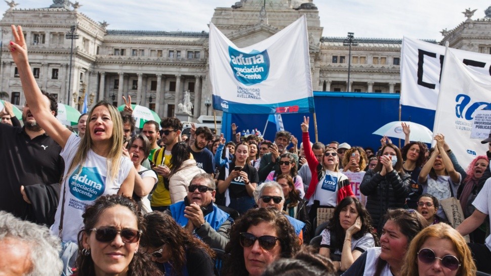 Movilización al Congreso por el presupuesto para las universidades (X/PrensaCONADU).