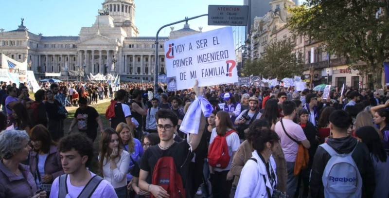 Marcha Federal Universitaria en las inmediaciones del Congreso de la Nación (Foto NA).