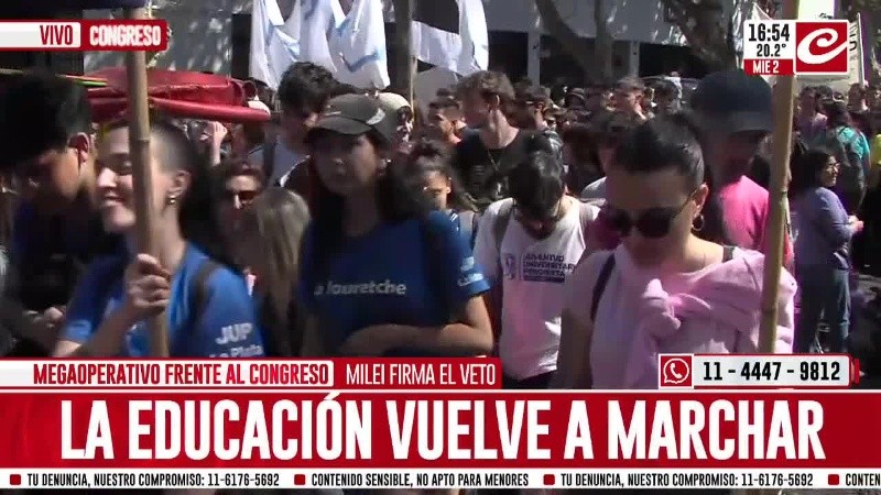 Una multitud se manifestó contra el veto y a favor de la Ley de Financiamiento Universitario. 