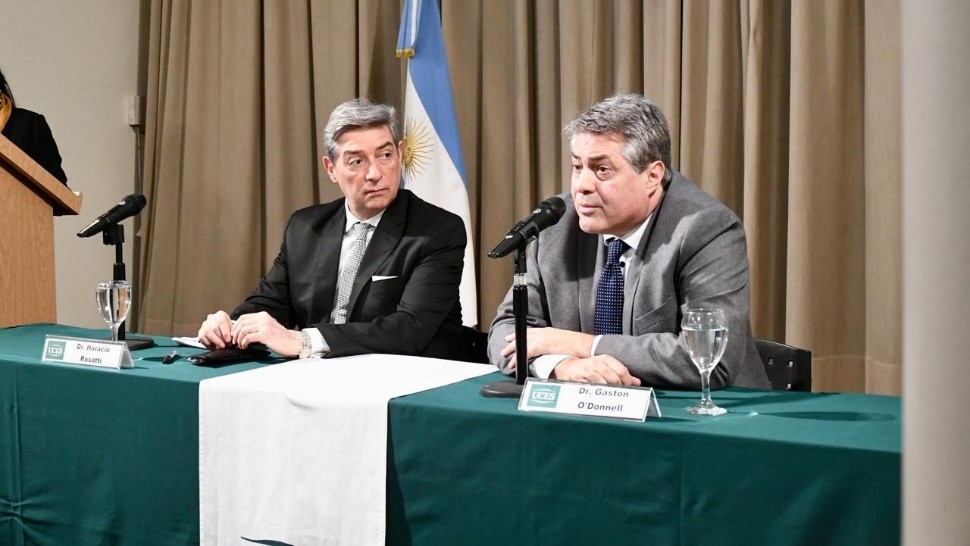 Horacio Rosatti, presidente de la Corte Suprema, junto a Gastón O’Donnell, rector de la UCES.