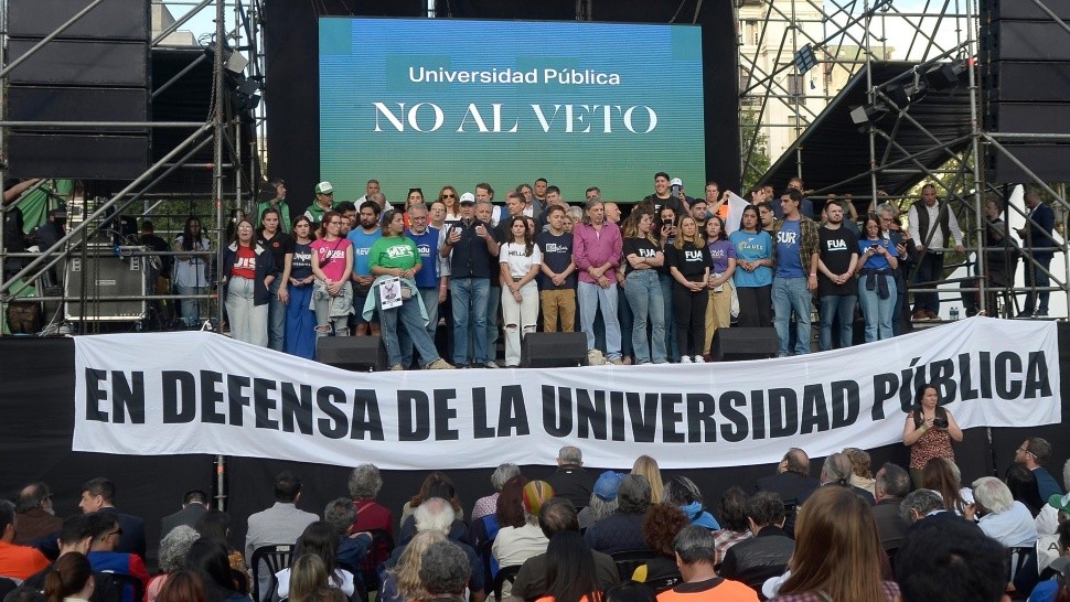 Masiva movilización en defensa de la universidad pública. (Fernando Pérez Re/Crónica)