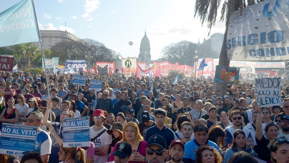 Masiva marcha universitaria. (Fernando Pérez Re/Crónica)