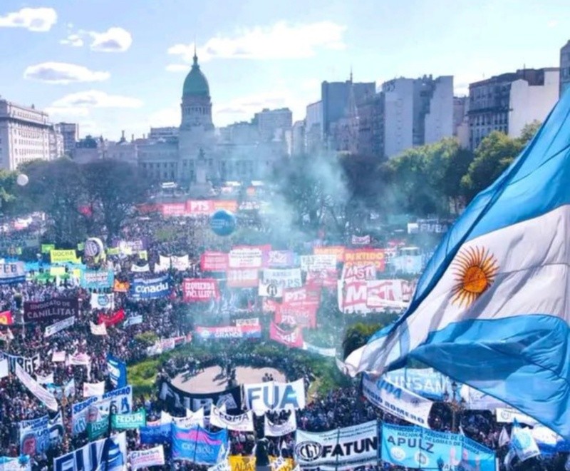 Masiva convocatoria de estudiantes, docentes y movimientos sociales frente al   <a href='https://www.cronica.com.ar/tags/Congreso'>Congreso</a>.