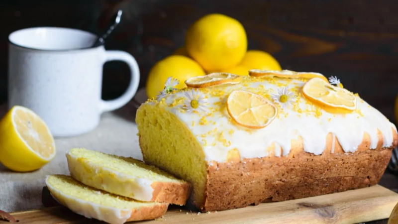  Podés decorar tu budín de limón como más te guste: con glaseado, azúcar impalpable, frutas, etc. 