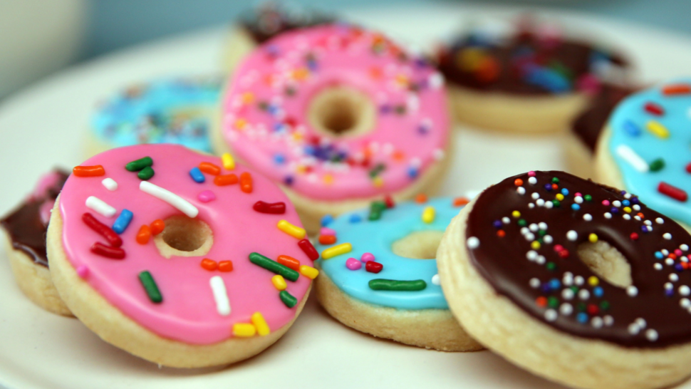 Animate a hacer esta receta de galletitas tipo donuts, ideales para la merienda de los más chicos.