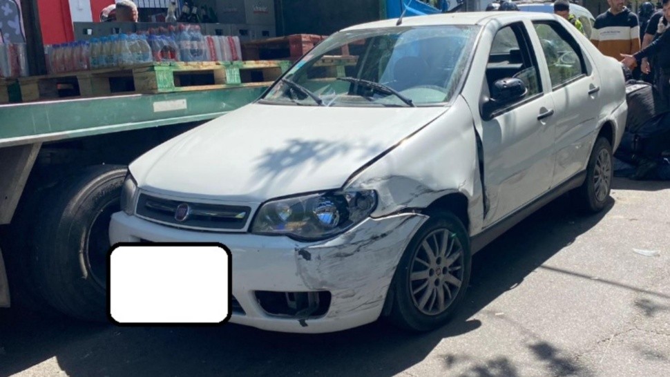 A este auto habían subido los asaltantes para intentar eludir a los uniformados.