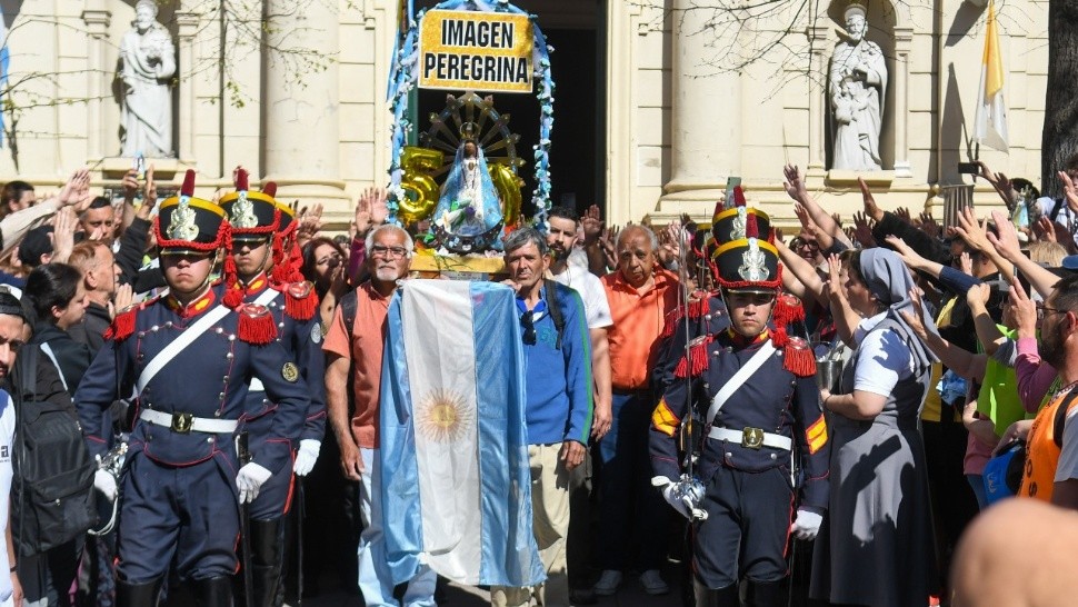 La Imagen de la Virgen de Luján es custodiada por los Granaderos (Crónica/Pablo Villan).