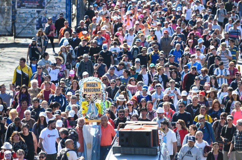  Una multitud acompaña a la Virgen (Crónica/Pablo Villan).