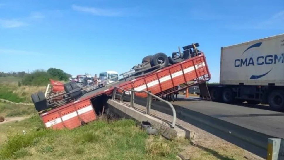 El chofer resultó herido en el accidente (Twitter).