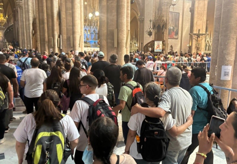  Parejas, niños y niñas acompañan la peregrinación.  (Pablo Villán / Crónica).