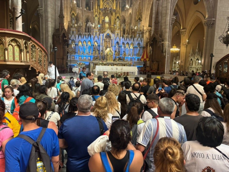 La Basílica ya empieza a recibir a los fieles.  (Pablo Villán / Crónica).