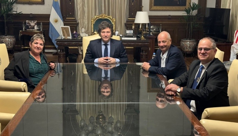 Javier Milei, junto a los dos argentinos que fueron secuestrados por   <a href='https://www.cronica.com.ar/tags/Hamás'>Hamás</a> y el embajador israelí en el país, Eyal Sela..