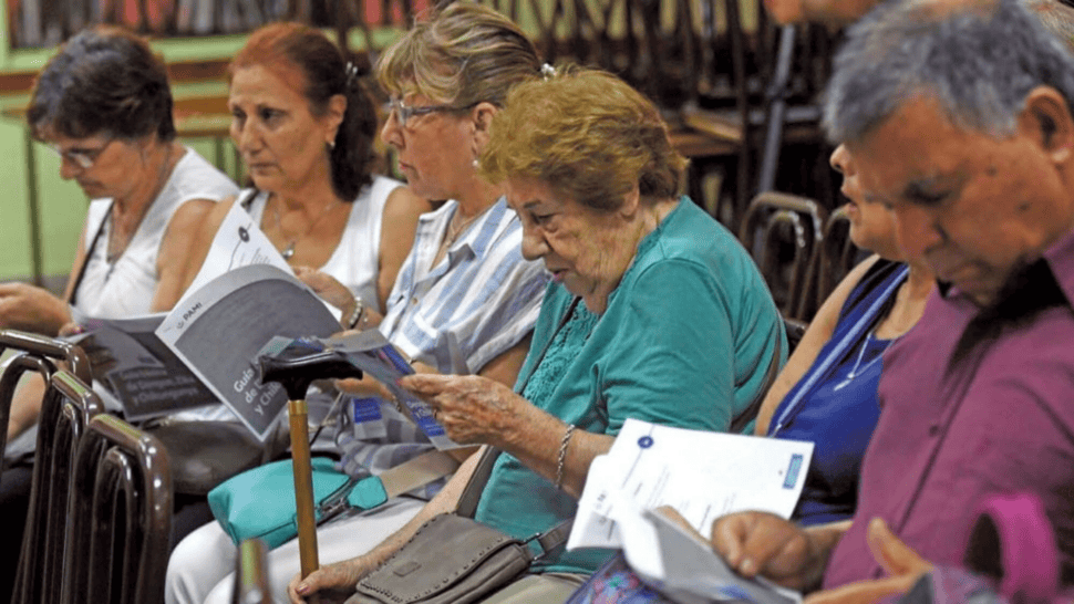 Jubilados atraviesan una situación dramática por el fuerte aumento de la luz y el gas (Télam/Archivo).