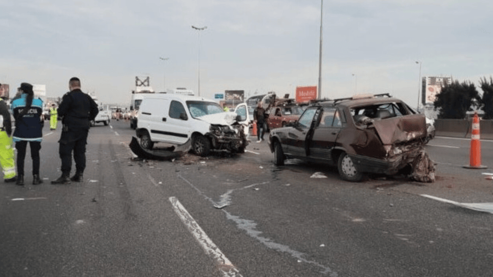 Caos vehicular en la Panamericana por el choque (Twitter).