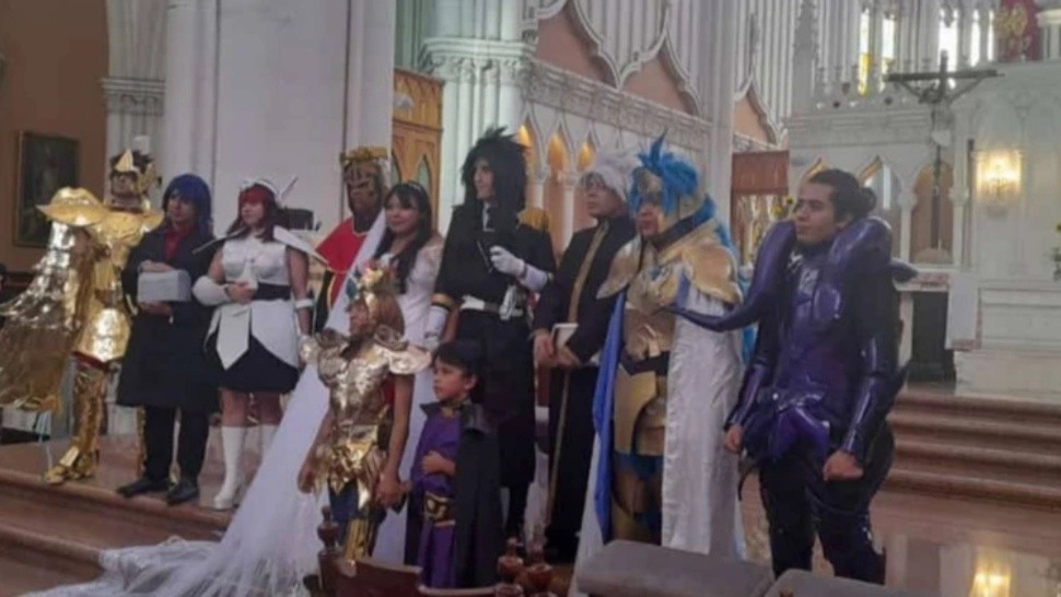 La pareja de novios decidió llegar al altar caracterizados como Caballeros del Zodiaco.