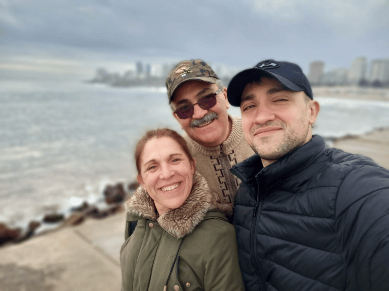 Facundo junto a su mamá y su papá.. 