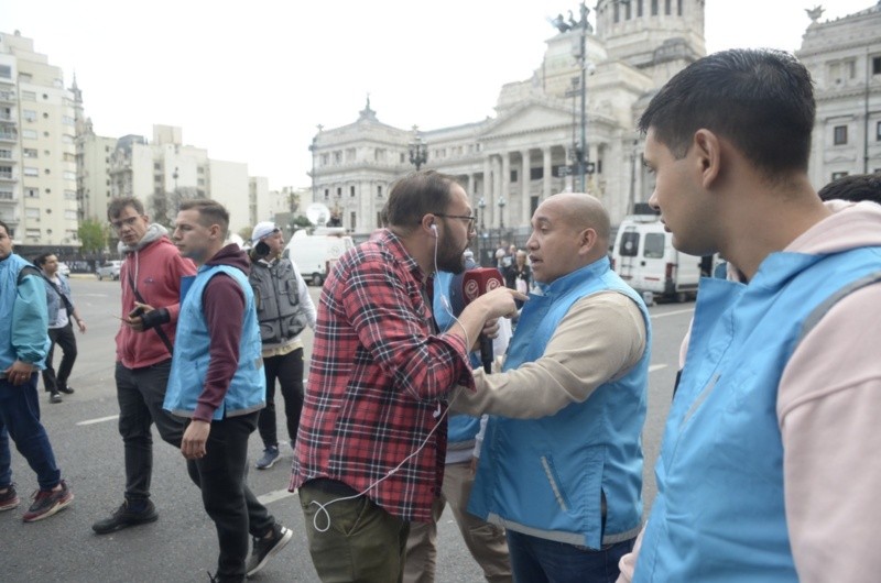 El cronista de Crónica Ema Herrera, pide explicaciones al agente tras la agresió. al equipo de Crónica.