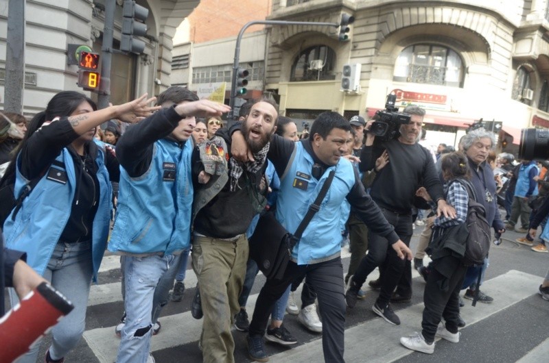  La Policía detiene a un manifestante.